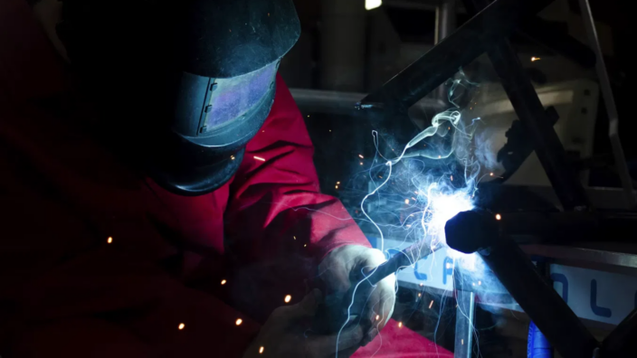 Schweißer bei der Metallverarbeitung in der Industrie – Symbolbild für Restrukturierung und Personalabbau bei Automotive-Zulieferern und Werften in Niedersachsen und Mecklenburg-Vorpommern